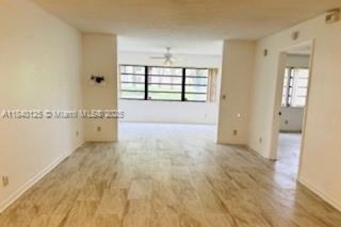 Condo in Lake Worth, Florida, 2 bedrooms № 1981740 - photo 5