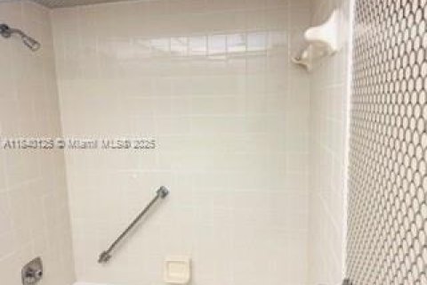 Condo in Lake Worth, Florida, 2 bedrooms № 1981740 - photo 6