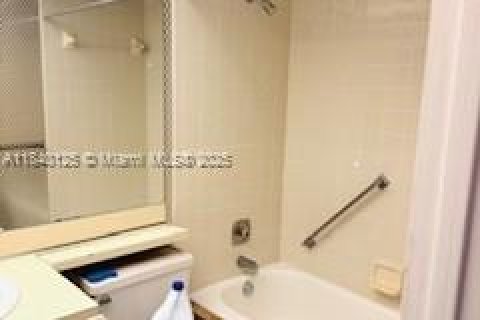 Condo in Lake Worth, Florida, 2 bedrooms № 1981740 - photo 7