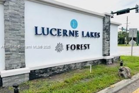 Condo in Lake Worth, Florida, 2 bedrooms № 1981740 - photo 1