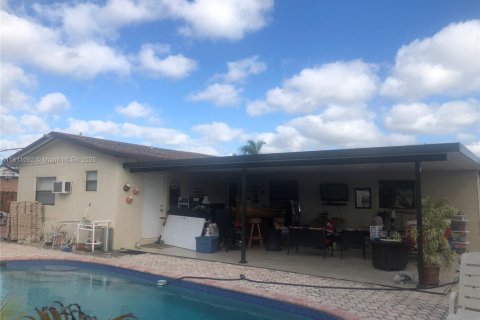 House in Miami Gardens, Florida 4 bedrooms, 135.36 sq.m. № 1758865 - photo 12