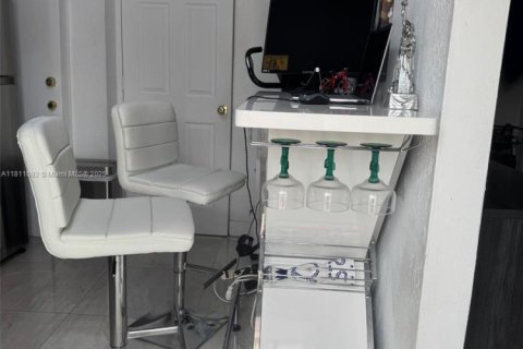 House in Miami Gardens, Florida 4 bedrooms, 135.36 sq.m. № 1758865 - photo 5
