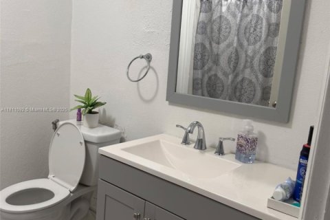 House in Miami Gardens, Florida 4 bedrooms, 135.36 sq.m. № 1758865 - photo 7