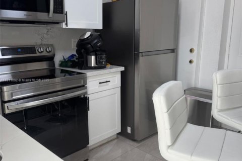 House in Miami Gardens, Florida 4 bedrooms, 135.36 sq.m. № 1758865 - photo 3