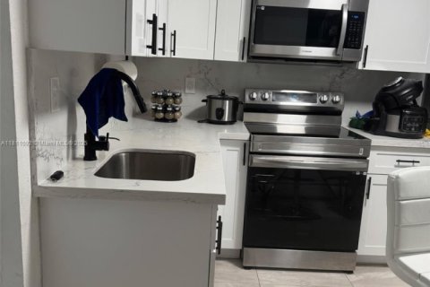 House in Miami Gardens, Florida 4 bedrooms, 135.36 sq.m. № 1758865 - photo 4