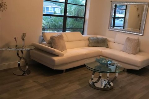 House in Miami Gardens, Florida 4 bedrooms, 135.36 sq.m. № 1758865 - photo 2