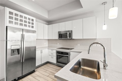 Condo in Miami, Florida, 2 bedrooms № 2266058 - photo 3