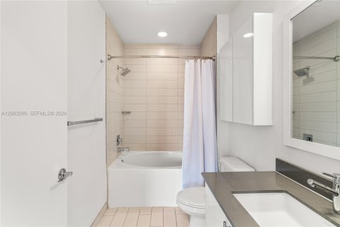 Condo in Miami, Florida, 2 bedrooms № 2266058 - photo 13