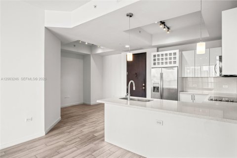 Condo in Miami, Florida, 2 bedrooms № 2266058 - photo 5