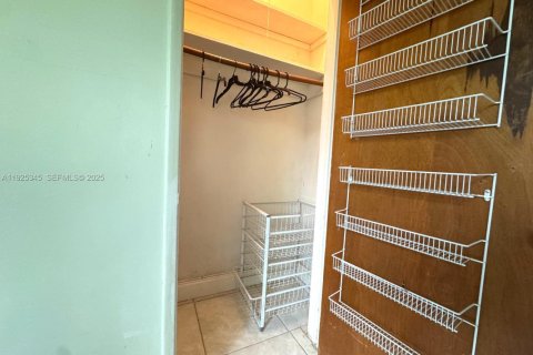 Снять в аренду коммерческую недвижимость в Бей-Харбор-Айлендс, Флорида 1 спальня, 190.73м2, № 1983887 - фото 7