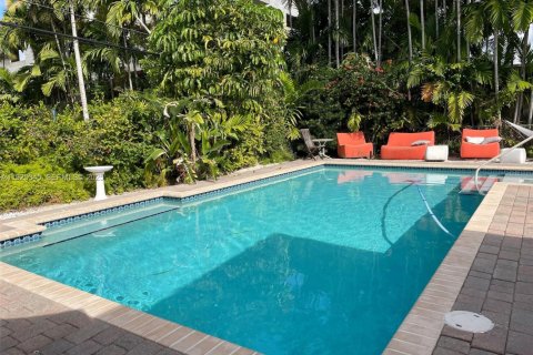 Снять в аренду коммерческую недвижимость в Бей-Харбор-Айлендс, Флорида 1 спальня, 190.73м2, № 1983887 - фото 9