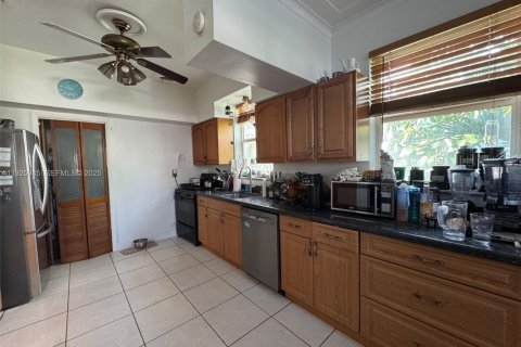 Снять в аренду коммерческую недвижимость в Бей-Харбор-Айлендс, Флорида 1 спальня, 190.73м2, № 1983887 - фото 8