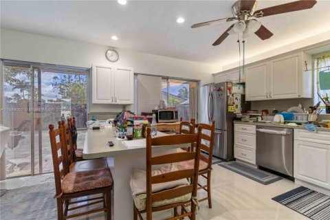 Villa ou maison à vendre à Miami, Floride: 4 chambres, 157.93 m2 № 1950922 - photo 13