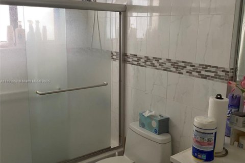Villa ou maison à vendre à Miami, Floride: 4 chambres, 157.93 m2 № 1950922 - photo 7