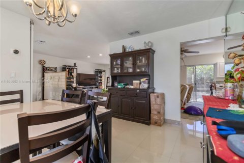 Villa ou maison à vendre à Miami, Floride: 4 chambres, 157.93 m2 № 1950922 - photo 10
