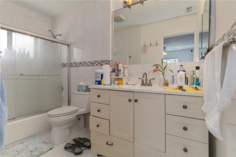 Villa ou maison à vendre à Miami, Floride: 4 chambres, 157.93 m2 № 1950922 - photo 16