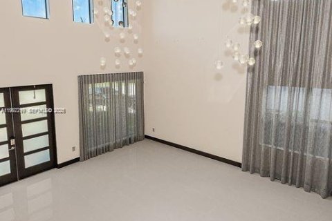 Casa en alquiler en Miami Lakes, Florida, 4 dormitorios, 264.49 m2 № 2011615 - foto 4