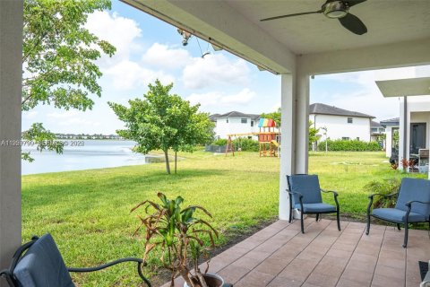 Casa en alquiler en Miami Lakes, Florida, 4 dormitorios, 264.49 m2 № 2011615 - foto 14
