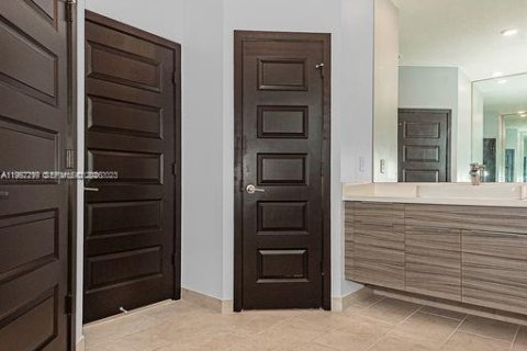 Casa en alquiler en Miami Lakes, Florida, 4 dormitorios, 264.49 m2 № 2011615 - foto 11