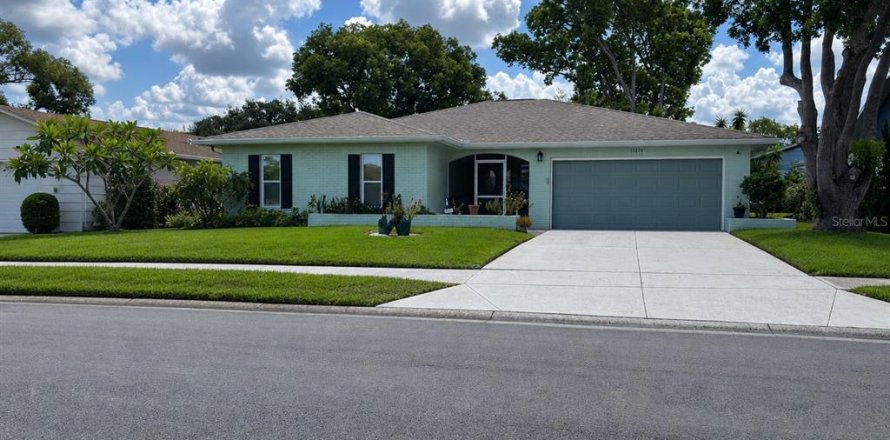 House in Port Richey, Florida 2 bedrooms, 164.99 sq.m. № 2149484