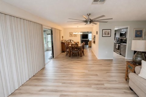 House in Port Richey, Florida 2 bedrooms, 164.99 sq.m. № 2149484 - photo 8