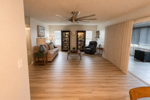 House in Port Richey, Florida 2 bedrooms, 164.99 sq.m. № 2149484 - photo 7