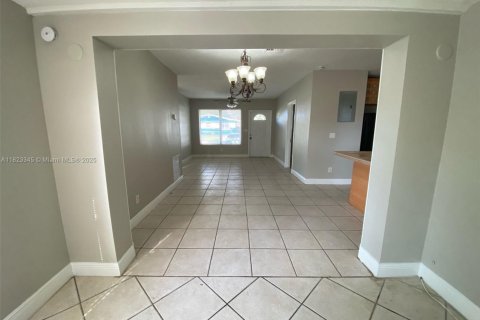 House in West Park, Florida 4 bedrooms, 116.31 sq.m. № 1790287 - photo 3