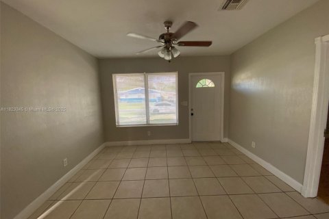 House in West Park, Florida 4 bedrooms, 116.31 sq.m. № 1790287 - photo 8