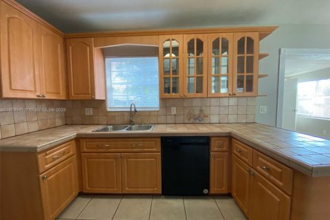 House in West Park, Florida 4 bedrooms, 116.31 sq.m. № 1790287 - photo 4