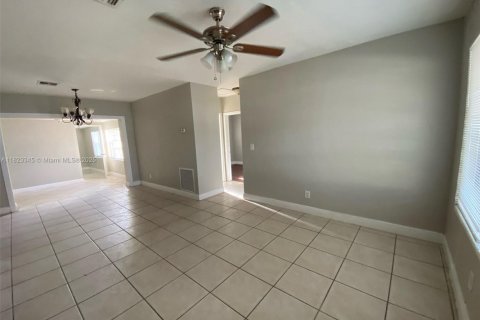 House in West Park, Florida 4 bedrooms, 116.31 sq.m. № 1790287 - photo 2