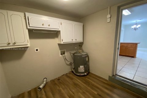 House in West Park, Florida 4 bedrooms, 116.31 sq.m. № 1790287 - photo 24