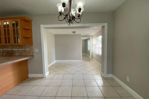 House in West Park, Florida 4 bedrooms, 116.31 sq.m. № 1790287 - photo 7