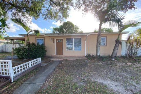 House in West Park, Florida 4 bedrooms, 116.31 sq.m. № 1790287 - photo 1