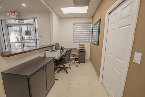 Купить коммерческую недвижимость в Майами, Флорида № 1921935 - фото 8