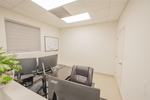 Купить коммерческую недвижимость в Майами, Флорида № 1921935 - фото 12