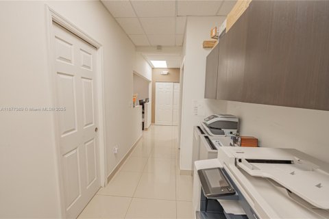 Купить коммерческую недвижимость в Майами, Флорида № 1921935 - фото 23