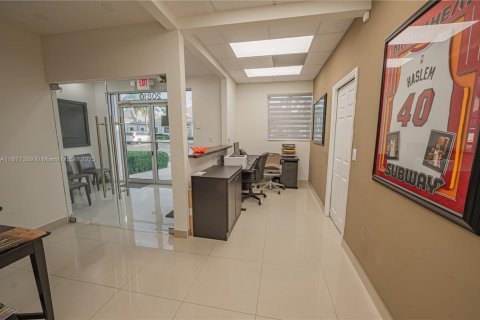 Купить коммерческую недвижимость в Майами, Флорида № 1921935 - фото 16