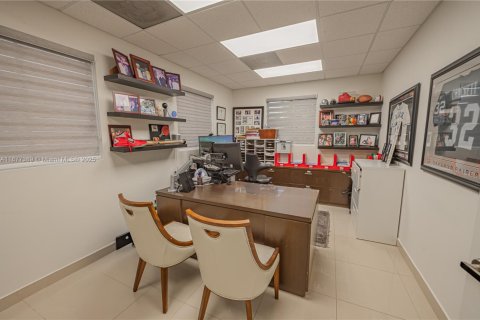 Купить коммерческую недвижимость в Майами, Флорида № 1921935 - фото 19