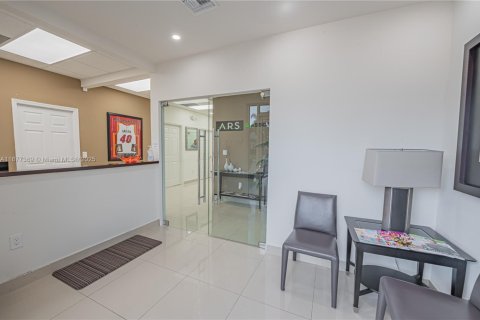 Купить коммерческую недвижимость в Майами, Флорида № 1921935 - фото 4