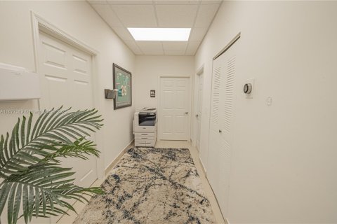 Купить коммерческую недвижимость в Майами, Флорида № 1921935 - фото 22