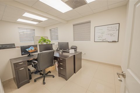 Купить коммерческую недвижимость в Майами, Флорида № 1921935 - фото 14