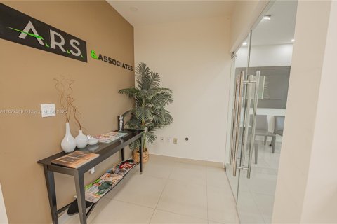 Купить коммерческую недвижимость в Майами, Флорида № 1921935 - фото 7