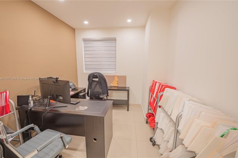 Купить коммерческую недвижимость в Майами, Флорида № 1921935 - фото 27