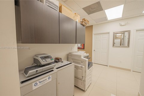 Купить коммерческую недвижимость в Майами, Флорида № 1921935 - фото 28