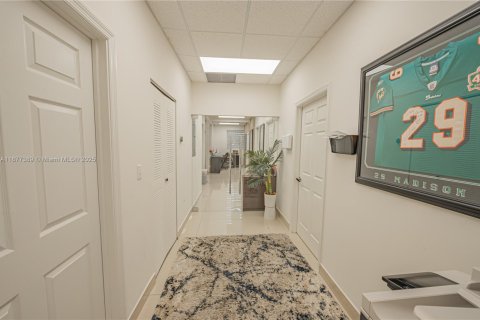 Купить коммерческую недвижимость в Майами, Флорида № 1921935 - фото 21