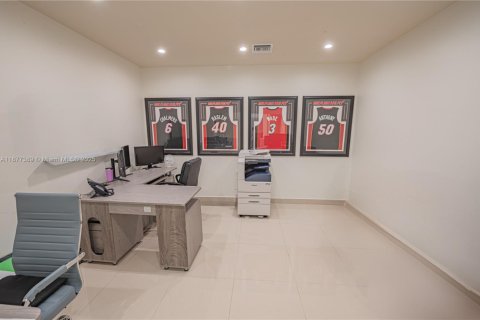 Купить коммерческую недвижимость в Майами, Флорида № 1921935 - фото 26