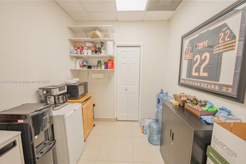 Купить коммерческую недвижимость в Майами, Флорида № 1921935 - фото 24