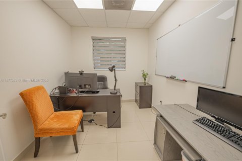 Купить коммерческую недвижимость в Майами, Флорида № 1921935 - фото 17