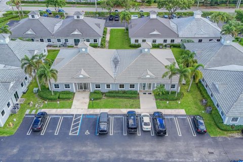 Купить коммерческую недвижимость в Майами, Флорида № 1921935 - фото 1