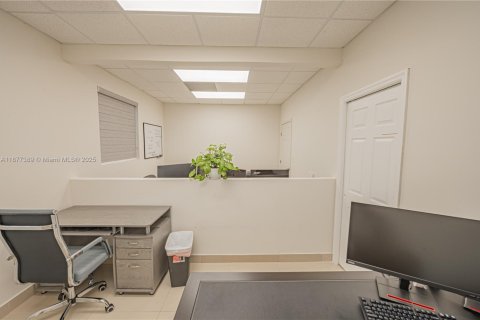 Купить коммерческую недвижимость в Майами, Флорида № 1921935 - фото 13